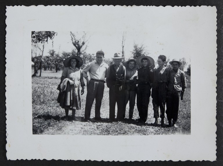 Foto di famiglia a casa Cervi.